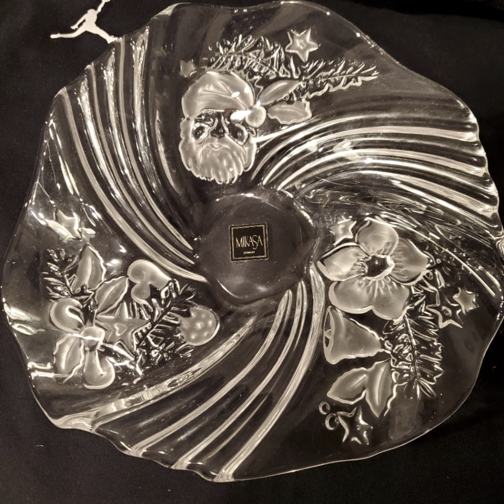 Mikasa Christmas bowl, rippled edge